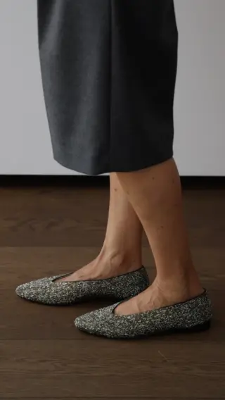 Hat hier jemand Glitzer gesagt? 👀 Ein bisschen Funkeln hat noch keinem Look geschadet. ✨ Von dezentem Schimmer bis zum glitzernden Statement - diese Schuhe bringen garantiert etwas Glamour in Ihre Herbstlooks. 💫

Denn manchmal braucht es eben nur den richtigen Schuh, um aus einem Look einen echten Hingucker zu machen. 👠✨

#reyerlooks #schuhtrends #glitzer #statementshoes #herbstmode 

Glitzerschuhe / Statement Shoes / Schuhtrends / Herbstmode / Fashion Trends / Glamour Look / Party Shoes