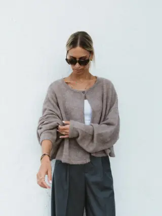 NEW IN 🤍 @by_aylinkoenig 

Die neue Kollektion ist da - und bringt jede Menge neue Lieblingspieces mit. ✨ Von lässigen Everyday-Looks bis zu besonderen Statement-Pieces: by AYLIN KOENIG macht Lust auf die neue Saison.

Entdecken Sie die neuen Styles jetzt bei REYER im Store in Hallein - ausgewählte Pieces sind bereits auch im Onlineshop erhältlich. 🛍️

Sie möchten direkt zu den Pieces aus diesem Post? Schreiben Sie uns einfach „LINK“ in die Kommentare und wir schicken Ihnen den direkten Link per DM. 💌

#reyerlooks #byaylinkoenig #newarrivals #herbstmode #fallfashion
