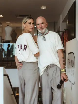 Twinning is winning. 👯‍♀️👯‍♂️ Birgit & Hannes zeigen, wie gut @rossi_pants & @goldengoose zusammen funktionieren. ✨

Die ROSSI Hosen treffen auf die ikonischen Golden Goose T-Shirts – lässig, cool und absolut alltagstauglich. 🤍👖

Sie möchten die Pieces direkt shoppen? 🛍️ Kommentieren Sie einfach „LINK“ unter diesem Posting und wir schicken Ihnen die Links ganz bequem per DM. 💌

Natürlich im Store in Hallein und online erhältlich.✨

#reyerlooks #fallfashion #herbstmode #twinningiswinning #unisexfashion
