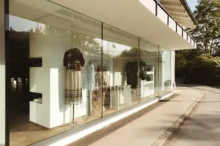 MUNTHE FALL/WINTER 2026 🤎
Ein kleines Stück nordisches Design ist bei REYER eingezogen. ✨

Für Fall/Winter 2026 lässt sich @muntheofficial vom nordischen Erbe und dem besonderen Licht des Nordens inspirieren. Die Kollektion verbindet klare, geschneiderte Silhouetten mit entspannten Proportionen, Layering und sinnlichen Materialien. 🖤

Kunstfell, Wolle, Lammfellimitat und chunky Knitwear bringen Wärme und Struktur in die Looks, während warme Brauntöne, sanfte Graunuancen, bläuliche Schatten und natürliche Neutrals die Farbwelt bestimmen. 🤎🩶

Dazu kommen von der Tierwelt inspirierte Prints und raffinierte Details, die den Looks genau die richtige Portion Spannung geben. ✨

Nordic attitude, effortless silhouettes & lots of texture.
Genau deshalb lieben wir MUNTHE für den Herbst. 🍂

Und weil wir gerade so verliebt in die neue Kollektion sind, haben wir gemeinsam mit MUNTHE auch gleich etwas Besonderes für Sie vorbereitet: 3 MUNTHE Taschen warten darauf, verlost zu werden.👜🤎

Alle Infos zu unserem Gewinnspiel finden Sie in unserem aktuellen Reel mit Birgit.🍀

MUNTHE Fall/Winter 2026 jetzt bei REYER im Store entdecken.

#reyerlooks #munthe #fallwinter #herbstmode