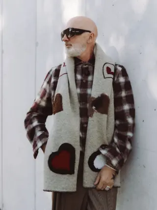 Karo, aber mit einem modernen Twist. 🤎 Das neue Overshirt bringt Struktur in den Look und funktioniert perfekt als lässige Layering-Piece für die neue Saison. Hier trägt Hannes die Variante in Rot - erhältlich ist das Overshirt auch in Blau.

Dazu: karierte @rossi_pants Hose, @goldengoose Sneakers und unsere neuen, extra lässigen Schals. Muster-Mix, entspannte Silhouetten und genau die richtige Portion Statement.

Beide Overshirts exklusiv im Store in Hallein erhältlich.
Rot oder Blau - welche Variante würden Sie tragen? 👀

#reyerlooks #menswear #herrenmode #fallfashion #overshirt