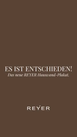 Es ist soweit: Unser neues Hauswand-Plakat hängt! 🤎🍂

Unser Dreamteam Birgit & Hannes ist wieder vereint – und dieses Bild war der klare Gewinner unserer Umfrage. 👀📸 Auch das REYER Team war sich ziemlich schnell einig: Genau dieses Bild soll unsere Hauswand schmücken.

Luki ist zwar noch ein bisschen geknickt, dass es sein Bild nicht geworden ist… 🥲 Aber keine Sorge, Luki - das wird schon wieder. 😂🤎

Ein großes DANKE an alle, die abgestimmt und mitgemacht haben! 🫶

Und jetzt sind wir gespannt auf Ihre Meinung: Wie gefällt Ihnen unser neues Herbst/Winter 2026 Plakat?👀

#reyerlooks #fallwinter2026 #herbstwinter2026