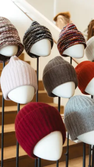 Happy Hannes - die Hauben-Saison ist offiziell eröffnet! 🧶🍂 Als Riesen-Hauben-Fan hat er schon sehnsüchtig darauf gewartet. 😍

Unsere beliebten REYER Kaschmir-Hauben sind wieder da - in tollen Farben, die jeden Herbst-Look perfekt ergänzen. ✨ Ob klassisch, bunt oder als farblicher Akzent: Die richtige Haube gehört in jeden Kasten. 🤎

📍 Exklusiv im Store in Hallein erhältlich. Sie schaffen es nicht persönlich zu uns? Kein Problem - wir verschicken gerne auch per Post. 📦

Welche Farbe darf bei Ihnen diesen Herbst nicht fehlen? 👀

#reyerlooks #cashmereseason #fallaccessories #kaschmirmütze
