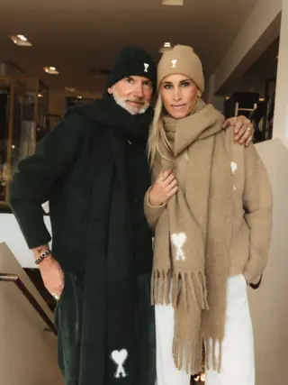 Birgit & Hannes zeigen, wie cool Unisex Fashion funktionieren kann: Beide tragen Cardigan, Haube & Schal von @amiparis , dazu eine Cordhose von @rossi_pants - gleiche Pieces, zwei ganz unterschiedliche Looks.

Denn am Ende zählt nicht, für wen ein Teil gedacht ist, sondern wie man es trägt.✨

Was sagen Sie: Team Matching oder lieber ganz individuell? 👀

Die Looks sind im Store in Hallein & online erhältlich.
Die direkten Links zu den Pieces finden Sie in unserem Members Club.