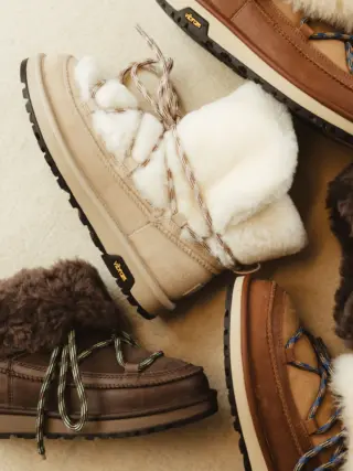 UGG season just got fluffier. 🤎☁️

Die neuen @ugg Modelle sind da und bringen cozy Vibes in Ihre Herbst- und Winterlooks. 🧸✨ In drei Farben erhältlich - für alle, die es warm, soft und trotzdem stylish lieben. 🤍

Ab sofort im Store in Hallein und im Onlineshop erhältlich. 🛍️ Den direkten Link zu den Modellen finden Sie im REYER Members Club. 🔗

Welche Farbe ist Ihr Favorit? 🤎🖤🤍

#reyerlooks #ugg #uggseason #uggboots #cozystyle