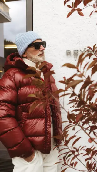 Draußen grau, kalt und ungemütlich - deswegen wird’s jetzt bunt. ❤️🩵

Hannes startet mit gleich zwei echten Moodboostern in die Wintersaison: Die neuen @herno Jacken in Hellblau und Rot bringen Farbe in graue Tage, halten angenehm warm und sind dabei absolut alltagstauglich. ❄️✨

Darunter? Der @wearefromfuture Pullover - unisex, lässig und ein Teil, das wir am liebsten gleich selbst behalten würden. 🤍

Unser Rezept gegen Winterblues: Farbe tragen, warm bleiben und dem Wetter einfach den Rücken zukehren. 😉

Team Hellblau 🩵 oder Team Rot ❤️ - welche Jacke darf bei Ihnen einziehen?

📍 Entdecken Sie die Looks bei REYER in Hallein.

#reyerlooks #herno #fromfuture #winterstyle #colortherapy